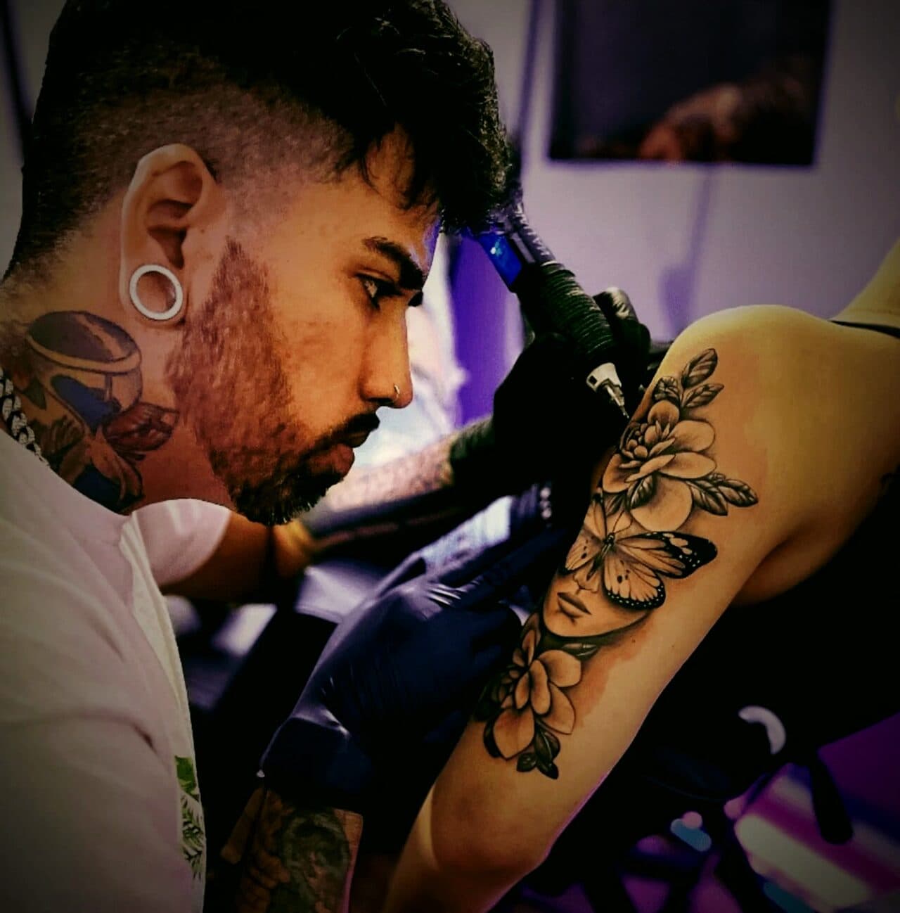 Raphael Salles tatuando